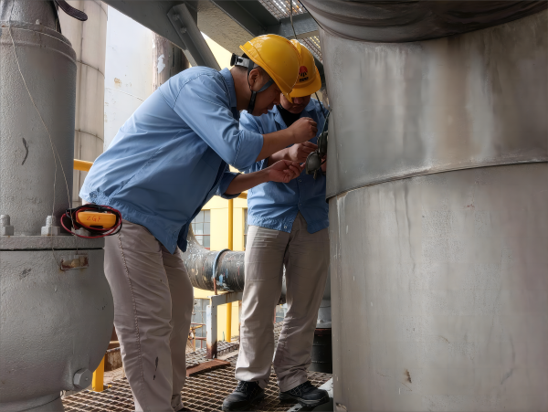 9月21日，張小鵬和呂鵬在一期空分現場分子篩上進行溫度檢維修作業(yè)(1)(1).png