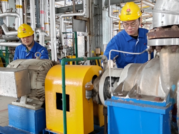 10月4日下午16：00，化工一班周帥王浩南檢查GA503B運(yùn)行情況.jpg