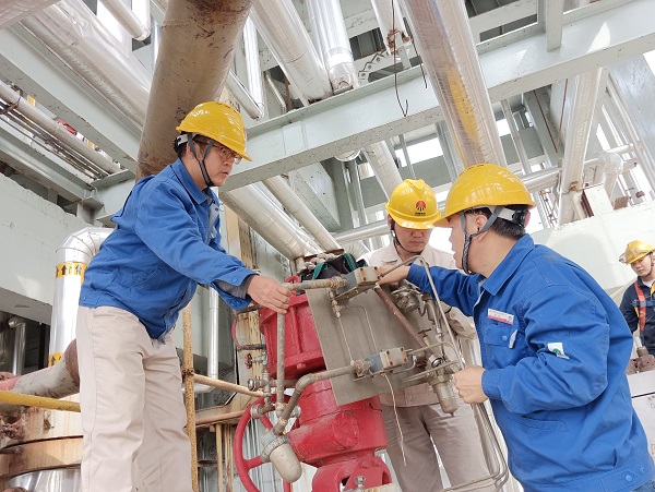 10月8日，空分尿素工段員工在尿素現(xiàn)場進(jìn)行閥門的拆檢檢修作業(yè).jpg
