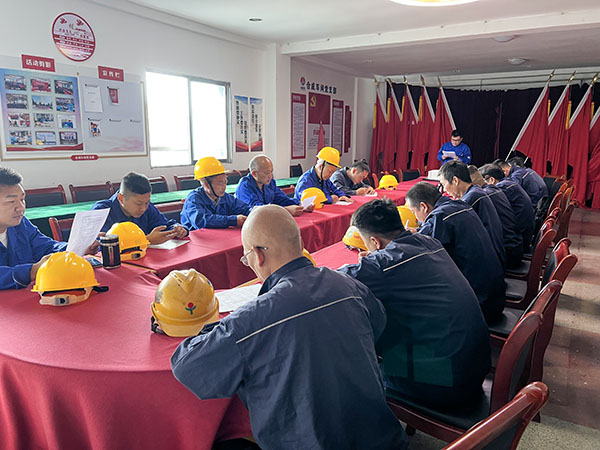 10月9日，合成車間安技員呂博宇在車間會(huì)議室對(duì)兩家外協(xié)單位進(jìn)行安全培訓(xùn)工作.jpg