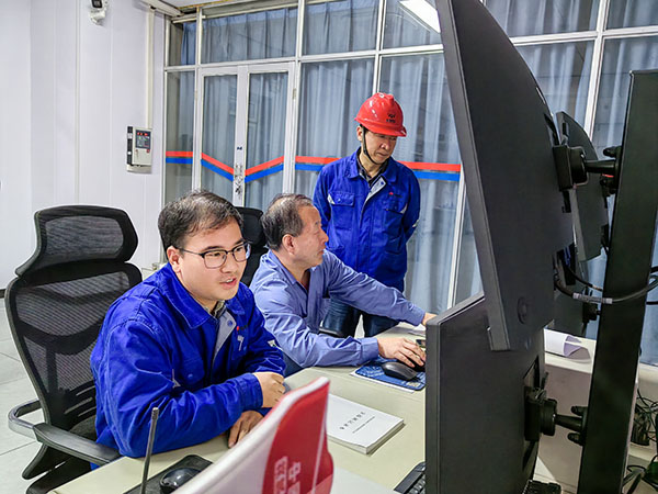9日上午，動力車間主任姜軍虎和技術員陳健在三期中控室指導5號鍋爐停爐作業(yè).jpg