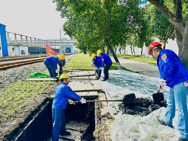 10月10日下午，黨員突擊隊(duì)清理沉淀池.JPG