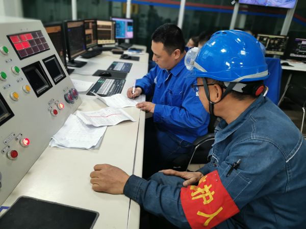 動力車間一期鍋爐控制室，值班人員確認檢修票證.jpg