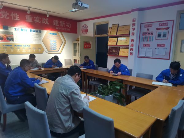 12日晚上8點，安全員在檢修例會上通報當天檢查結果.jpg