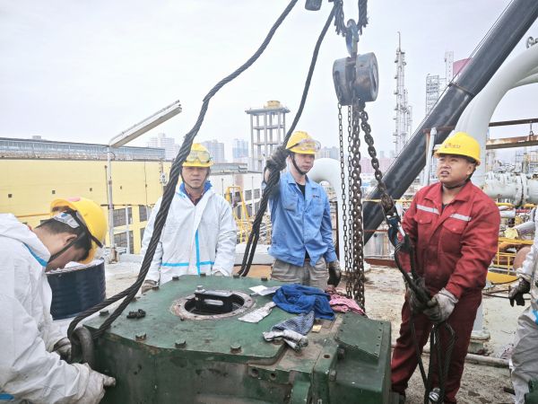 10月17日，檢修人員在煤漿槽上方吊裝減速機(jī).jpg