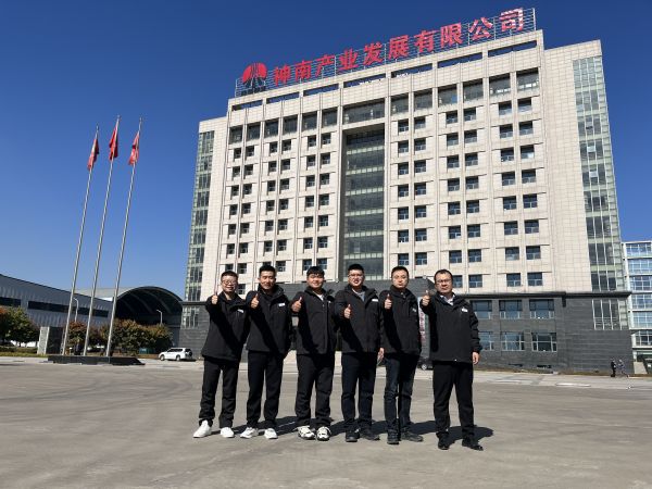 2023年10月14日，參加陜煤集團第二十屆班組長綜合素質提升班，渭化集團公司班組長代表在神南學院辦公樓前合影留念.jpg