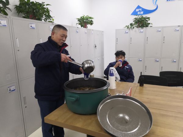 圖1 12月8日，剛忙完工作的職工杜仲毅喝著冰糖雪梨水。肖歡 攝.jpg