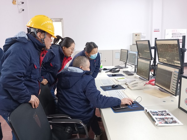 12月15日，計(jì)控電儀部主任工程師馬曉華，空分尿素工段段長郭凱等人在一期檢查處理空壓機(jī)導(dǎo)葉閥故障.jpg