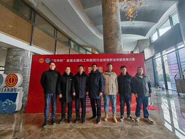 副總經(jīng)理趙強(qiáng)、工會(huì)副主席李景忠、合成車間主任王東亮與參賽隊(duì)員在決賽前夕合影留念2.jpg