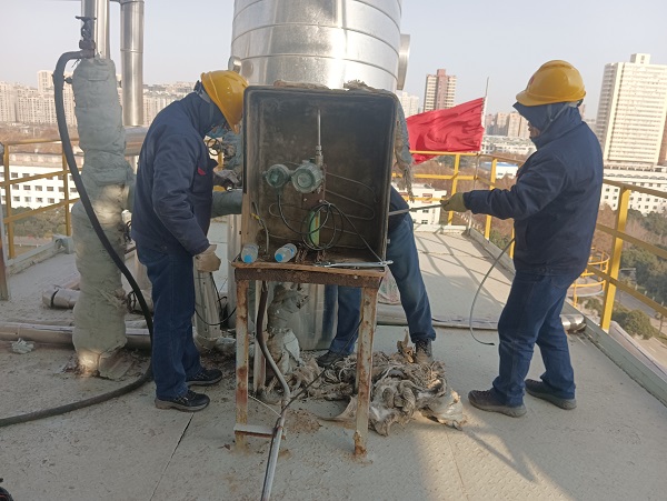 12月20日，計控電儀部空分尿素工段人員在尿素框架5樓給壓力204表增加電伴熱2.jpg