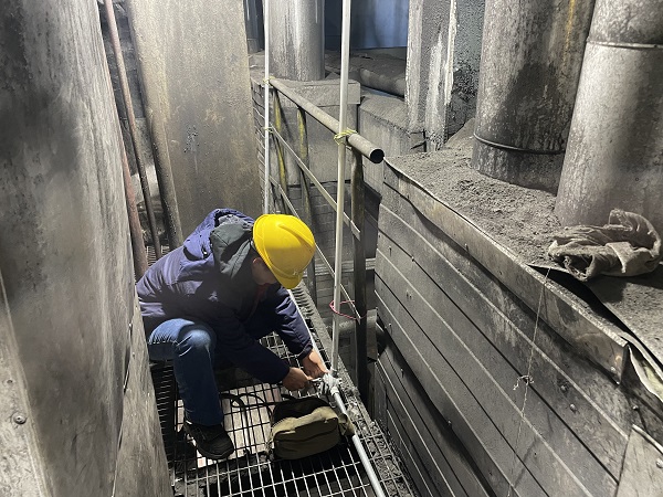 電氣檢修員工正在固定燈架與接線盒。.jpg