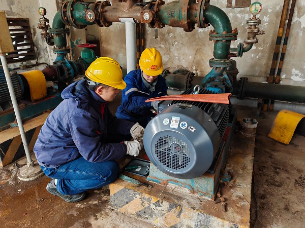 1月份，電氣檢修人員正在更換高效節(jié)能電機.jpg