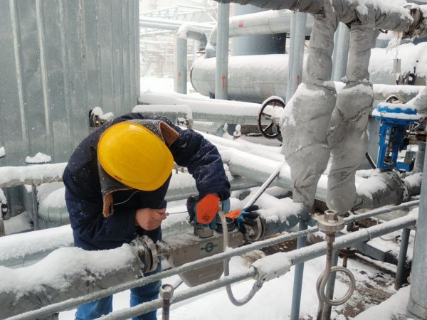 2月2日，計控電儀部王益在三期氣化現(xiàn)場維修變送器.jpg