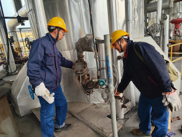 2月2日，計控電儀部李勝忠和胡含朗正在檢查氣化爐流量變送器的伴熱保溫情況.jpg