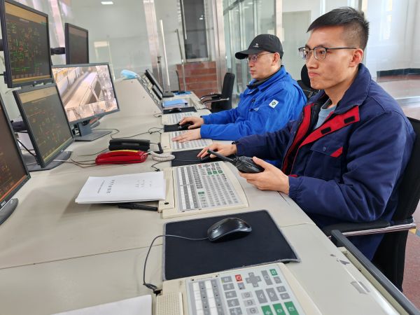 2月9日，尿素車(chē)間化工一班中控李剛1.jpg