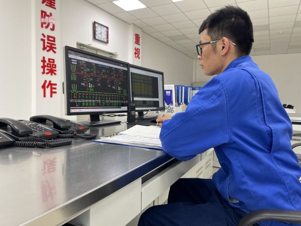 春節(jié)值班期間，運(yùn)行員工第五江明在認(rèn)真監(jiān)視變電所內(nèi)設(shè)備運(yùn)行數(shù)據(jù).jpg