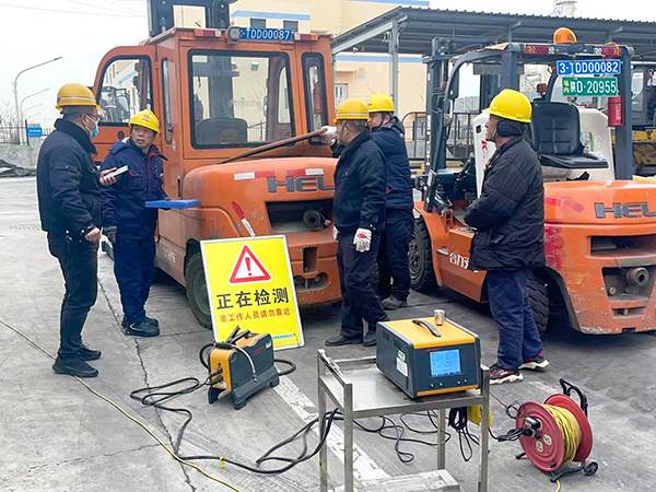2月19日，運(yùn)銷分部，曹侃、伍思盈等人員，在北物流門現(xiàn)場檢測。運(yùn)銷分部 曹侃攝（2）.jpg