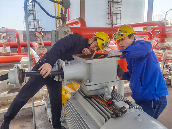 2月22日，檢修三班在191罐區(qū)更換節(jié)能電機(jī).jpg