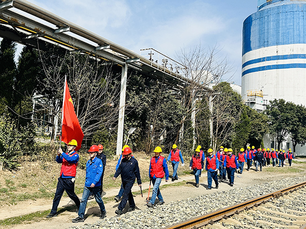 3月20日下午，物料車間黨支部開展了“清除雜草保安全 志愿服務顯擔當”主題活動，   600.jpg