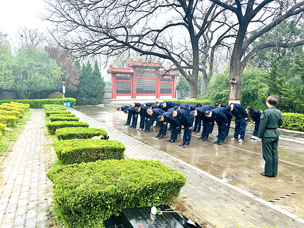 4月2日下午，渭化集團(tuán)組織黨員代表、團(tuán)員青年代表走進(jìn)渭南市臨渭區(qū)王尚德烈士陵園，開(kāi)展清明節(jié)祭掃活動(dòng)。烈士紀(jì)念碑前默哀鞠躬.JPG