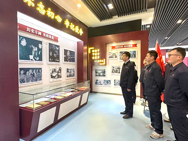 2024年4月9日乙二醇車間黨員職工們，駐足學(xué)習(xí)趙夢桃個人事跡.jpg