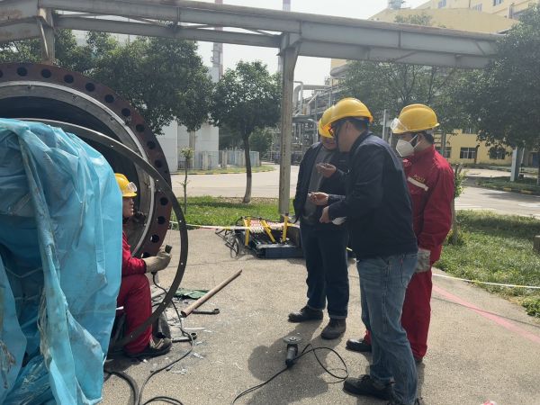 蘇曉勇在現(xiàn)場指導設備檢修.jpg