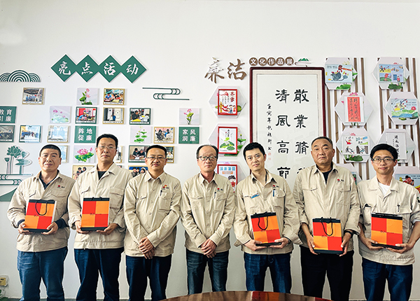 4月18日下午，物料車間黨支部組織運(yùn)行崗位職工開(kāi)展“書(shū)廉韻 倡廉潔”仿宋字書(shū)廉比賽。--晉級(jí)選手發(fā)放獎(jiǎng)品.JPG
