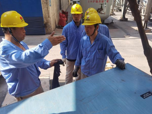 4月20日，王宏在現(xiàn)場(chǎng)給青工們講授高壓電機(jī)工作原理.jpg