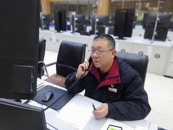 當班中，雷仲民正在通知電氣啟泵.jpg