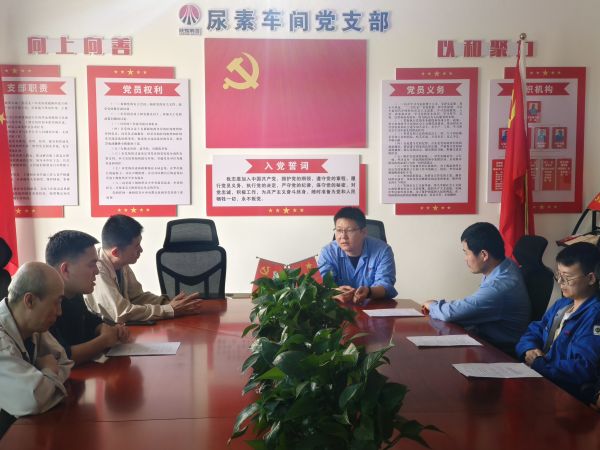 4月28日，車間工藝主任王慶振對班組考試試卷進行點評.jpg