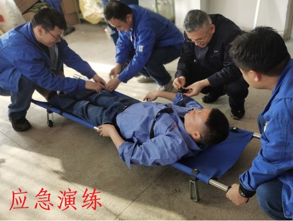 4月26日，尿素車間對擔架操作進行培訓.jpg