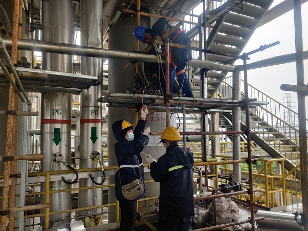 4月30日，分析人員對洗氨塔受限空間作業(yè)進行入罐前取樣分析.jpg