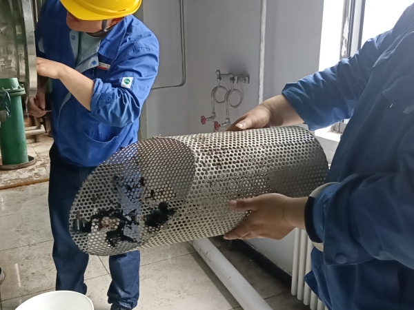 2024年5月2日，崗位人員自行拆除過濾器清理濾網(wǎng)，除污去垢凈裝置。.jpg