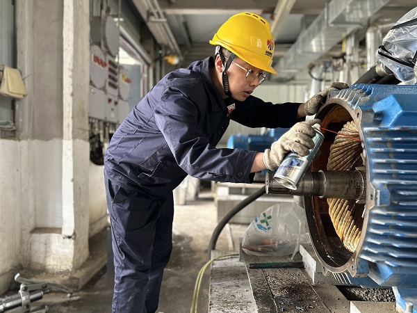 5月7日，檢修人員趙佳偉處理電機內銹跡.jpg