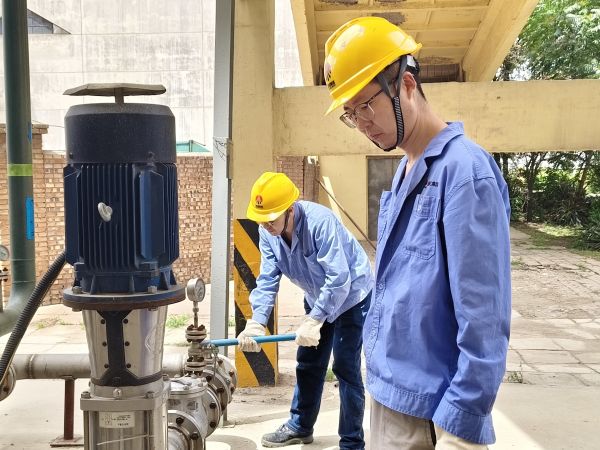 5月11日，尿素車間設(shè)備技術(shù)員馬強(qiáng)檢查冷卻水泵運(yùn)行情況 (1).jpg