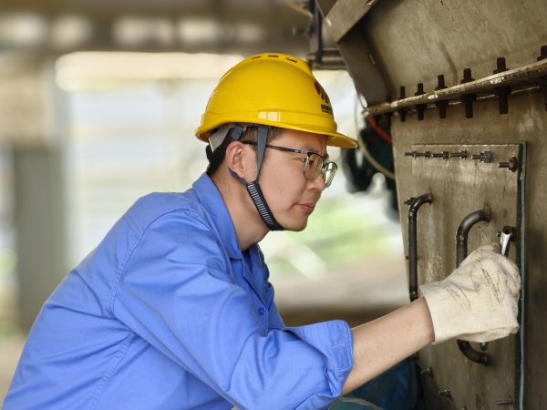 5月11日，尿素車間設(shè)備技術(shù)員馬強(qiáng)檢查設(shè)備螺栓是否松動.jpg
