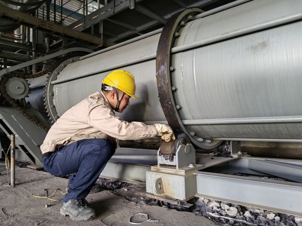 2024年5月20日，動力車間4號鍋爐冷渣器更換后運行人員正在對冷渣器做潤滑.jpg