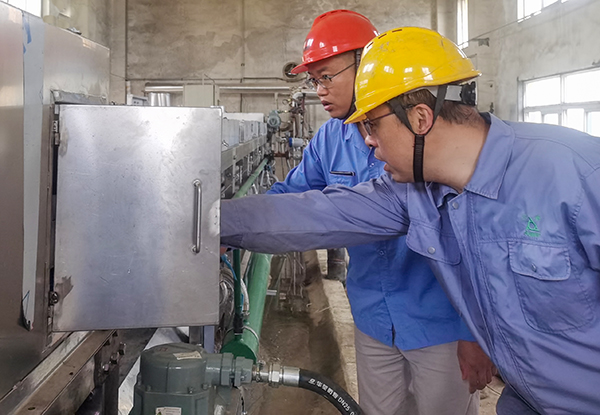 5月23日，各部門協(xié)作搶修造粒機.jpg