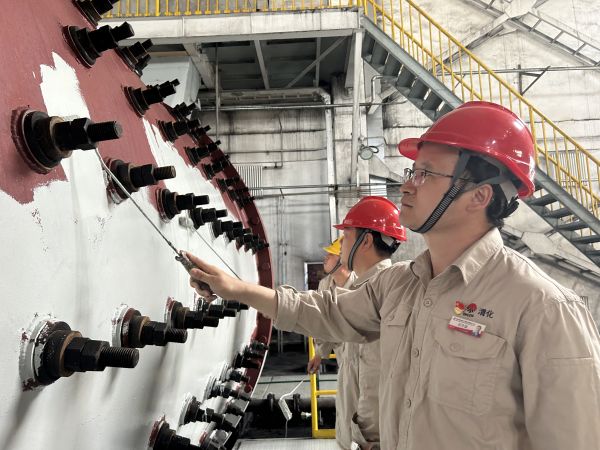 圖2 5月30日下午，制氣車間黨支部攜手聯(lián)合黨支部開展聯(lián)學(xué)聯(lián)建融生產(chǎn)  裝置舊貌換新顏主題黨日活動，制氣車間702磨煤機刷漆亮化活動現(xiàn)場紀實。.jpg