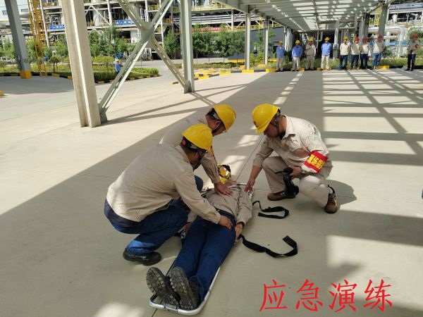 6月12日上午，制氣車(chē)間開(kāi)展丙烯泄漏應(yīng)急演練，上圖為演練中搶救人員對(duì)暈倒職工進(jìn)行心肺復(fù)蘇急救紀(jì)實(shí)照片.jpg