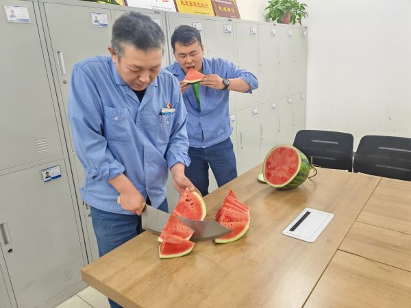 圖3 6月25日，班長雷仲民正在切西瓜。 肖歡 攝.jpg