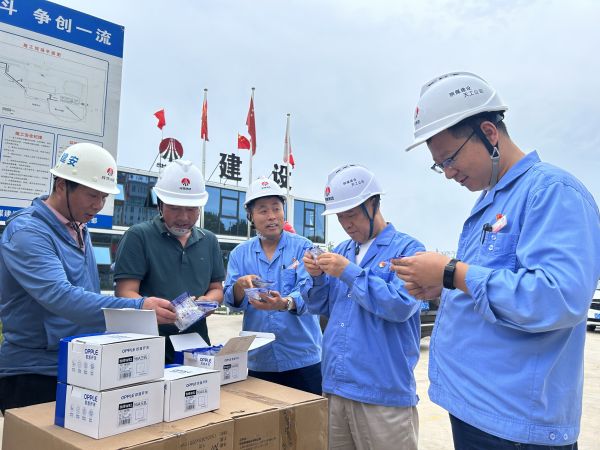 7.10公司領(lǐng)導(dǎo)深入施工現(xiàn)場、職工餐廳督導(dǎo)檢查附圖1.jpg