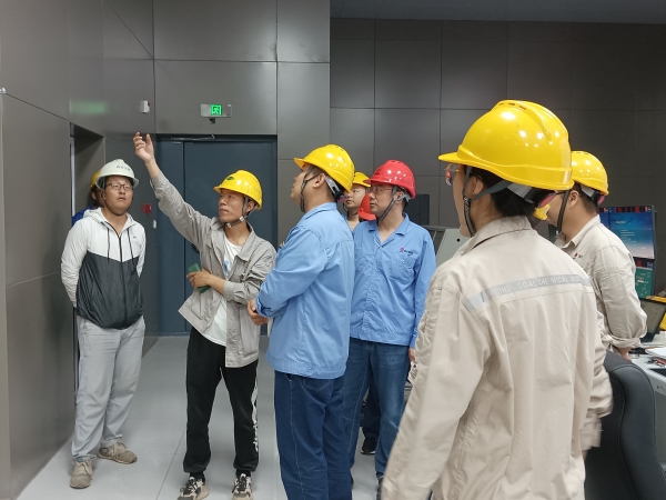 7月17日，計(jì)控電儀部副部長(zhǎng)劉勇組織電氣儀表相關(guān)人員在醋酸甲酯中試項(xiàng)目現(xiàn)場(chǎng)進(jìn)行素質(zhì)提升工作實(shí)踐交流（3）.jpg