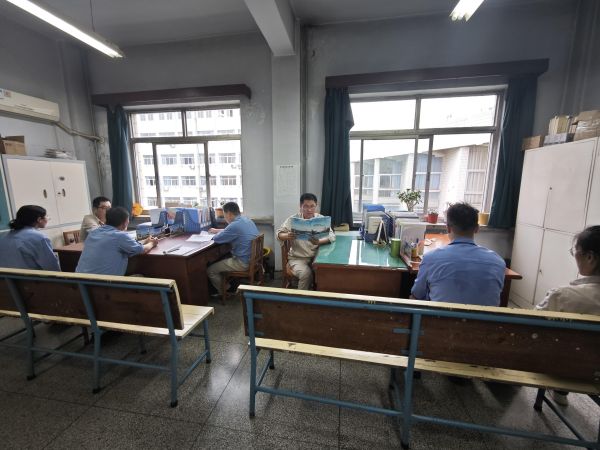 計控電儀部號召各個班組利用班會時間反復(fù)學(xué)習(xí)“懂會能”手冊，深刻領(lǐng)會“五懂五會五能”素質(zhì)提升工作的重要性.jpg
