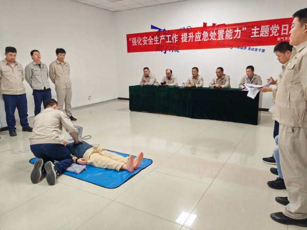 圖2 7月26日，張力演示心肺復(fù)蘇全過程。.jpg