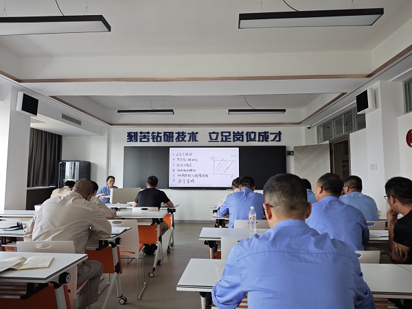 近日，計控電儀部主任工程師馬曉華為部門人員進(jìn)行了“離心式壓縮機(jī)的防喘振控制” 培訓(xùn)1.jpg