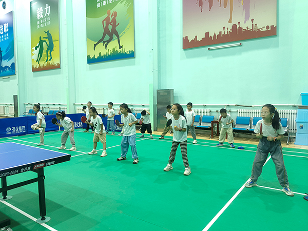 2024年8月1日，渭化集團乒乓球館，小學生學習乒乓球.jpg