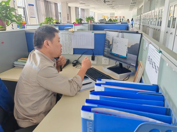 圖1 8月27日，安全員陳科武給現(xiàn)場監(jiān)護人員打電話強調(diào)安全有關(guān)事項。.jpg