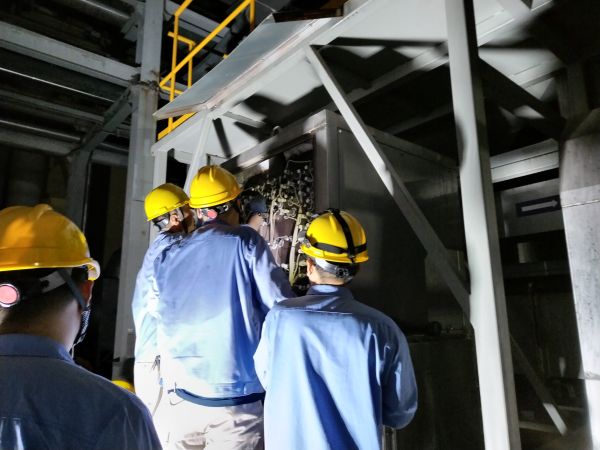 8月，計控電儀部員工在高溫天氣中消除設(shè)備隱患.jpg