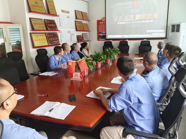 8月28日，車間管理人員觀看警示視頻.jpg